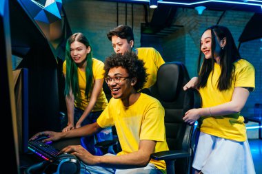 Video oyunları oynayan çok ırklı bir grup genç arkadaş - Sanal oyunlar turnuvasında rekabetçi video oyunlarında oynayan profesyonel esport oyuncuları takımı