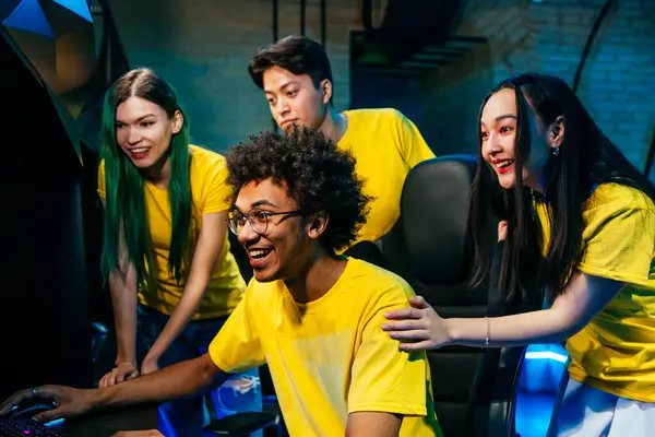 Grupo Multiétnico Jovens Amigos Que Jogam Videogames Equipe Jogadores Profissionais — Fotografia de Stock
