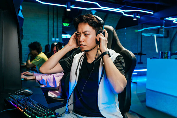 Multiethnic Group Young Friends Playing Videogames Team Professional Esport Gamers Royalty Free Stock Photos