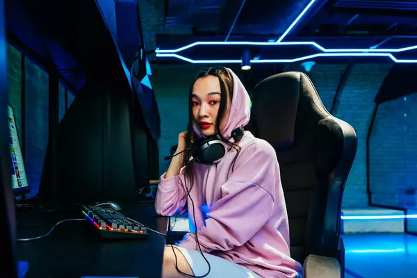 Mooie Jonge Aziatische Vrouw Spelen Videogames Een Internet Cafe Videogamer Rechtenvrije Stockfoto's