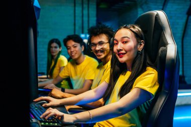 Video oyunları oynayan çok ırklı bir grup genç arkadaş - Sanal oyunlar turnuvasında rekabetçi video oyunlarında oynayan profesyonel esport oyuncuları takımı