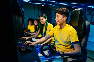 Video oyunları oynayan çok ırklı bir grup genç arkadaş - Sanal oyunlar turnuvasında rekabetçi video oyunlarında oynayan profesyonel esport oyuncuları takımı
