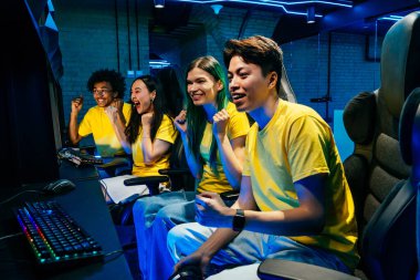 Video oyunları oynayan çok ırklı bir grup genç arkadaş - Sanal oyunlar turnuvasında rekabetçi video oyunlarında oynayan profesyonel esport oyuncuları takımı