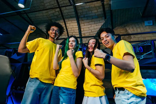 Multiethnische Gruppe Junger Freunde Die Videospiele Spielen Team Professioneller Sport — Stockfoto