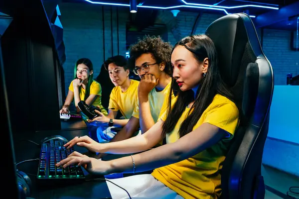ビデオゲームをプレイする若い友人の複数のグループ サイバーゲームトーナメントで競争力のあるビデオゲームで遊ぶプロのEスポーツゲーマーのチーム — ストック写真