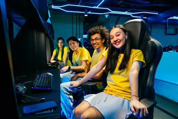 玩电子游戏的多种族青年朋友小组 在网络游戏比赛中参与竞争游戏的专业游戏玩家小组 — 图库照片