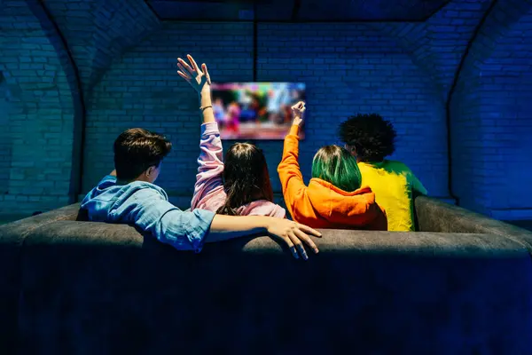 Grupo Multiétnico Jovens Amigos Jogando Videogames Casa Sentados Sofá Videogamers — Fotografia de Stock