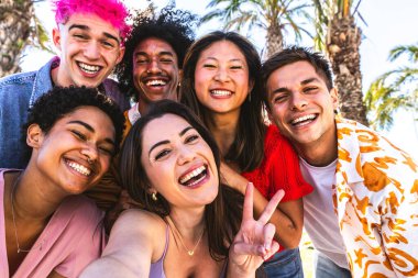 Çok ırklı, mutlu bir grup genç arkadaş şehirde takılıyor - çok ırklı bir grup öğrenci buluşuyor ve dışarıda eğleniyor, gençlik, gençlik, çeşitlilik ve yaşam tarzı kavramları hakkında