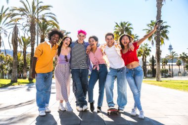 Çok ırklı, mutlu bir grup genç arkadaş şehirde takılıyor - çok ırklı bir grup öğrenci buluşuyor ve dışarıda eğleniyor, gençlik, gençlik, çeşitlilik ve yaşam tarzı kavramları hakkında