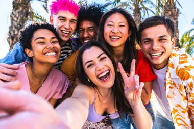 Çok ırklı, mutlu bir grup genç arkadaş şehirde takılıyor - çok ırklı bir grup öğrenci buluşuyor ve dışarıda eğleniyor, gençlik, gençlik, çeşitlilik ve yaşam tarzı kavramları hakkında