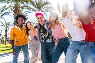 Çok ırklı, mutlu bir grup genç arkadaş şehirde takılıyor - çok ırklı bir grup öğrenci buluşuyor ve dışarıda eğleniyor, gençlik, gençlik, çeşitlilik ve yaşam tarzı kavramları hakkında