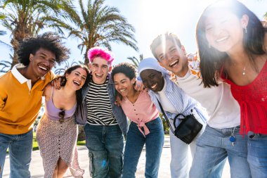 Çok ırklı, mutlu bir grup genç arkadaş şehirde takılıyor - çok ırklı bir grup öğrenci buluşuyor ve dışarıda eğleniyor, gençlik, gençlik, çeşitlilik ve yaşam tarzı kavramları hakkında