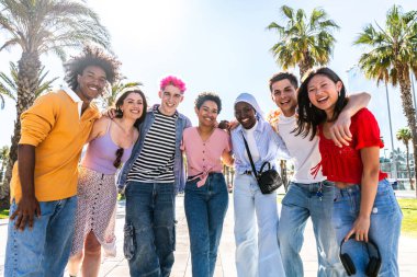 Çok ırklı, mutlu bir grup genç arkadaş şehirde takılıyor - çok ırklı bir grup öğrenci buluşuyor ve dışarıda eğleniyor, gençlik, gençlik, çeşitlilik ve yaşam tarzı kavramları hakkında