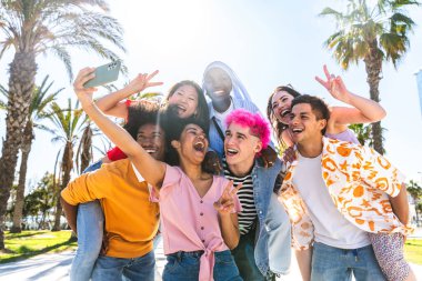 Çok ırklı, mutlu bir grup genç arkadaş şehirde takılıyor - çok ırklı bir grup öğrenci buluşuyor ve dışarıda eğleniyor, gençlik, gençlik, çeşitlilik ve yaşam tarzı kavramları hakkında