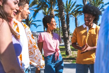 Çok ırklı, mutlu bir grup genç arkadaş şehirde takılıyor - çok ırklı bir grup öğrenci buluşuyor ve dışarıda eğleniyor, gençlik, gençlik, çeşitlilik ve yaşam tarzı kavramları hakkında