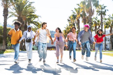 Çok ırklı, mutlu bir grup genç arkadaş şehirde takılıyor - çok ırklı bir grup öğrenci buluşuyor ve dışarıda eğleniyor, gençlik, gençlik, çeşitlilik ve yaşam tarzı kavramları hakkında