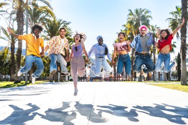 Çok ırklı, mutlu bir grup genç arkadaş şehirde takılıyor - çok ırklı bir grup öğrenci buluşuyor ve dışarıda eğleniyor, gençlik, gençlik, çeşitlilik ve yaşam tarzı kavramları hakkında