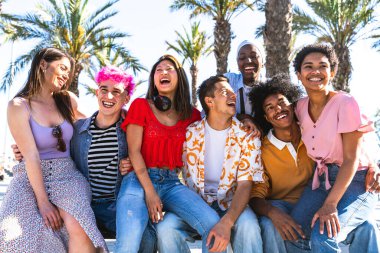 Çok ırklı, mutlu bir grup genç arkadaş şehirde takılıyor - çok ırklı bir grup öğrenci buluşuyor ve dışarıda eğleniyor, gençlik, gençlik, çeşitlilik ve yaşam tarzı kavramları hakkında