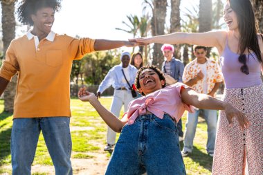Çok ırklı, mutlu bir grup genç arkadaş şehirde takılıyor - çok ırklı bir grup öğrenci buluşuyor ve dışarıda eğleniyor, gençlik, gençlik, çeşitlilik ve yaşam tarzı kavramları hakkında
