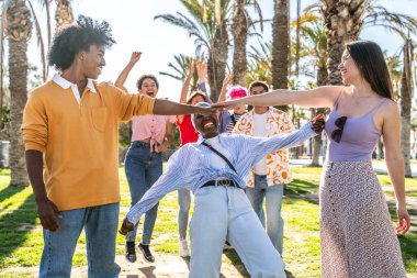 Çok ırklı, mutlu bir grup genç arkadaş şehirde takılıyor - çok ırklı bir grup öğrenci buluşuyor ve dışarıda eğleniyor, gençlik, gençlik, çeşitlilik ve yaşam tarzı kavramları hakkında