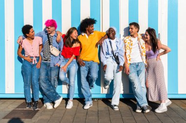 Çok ırklı, mutlu bir grup genç arkadaş şehirde takılıyor - çok ırklı bir grup öğrenci buluşuyor ve dışarıda eğleniyor, gençlik, gençlik, çeşitlilik ve yaşam tarzı kavramları hakkında