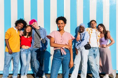 Çok ırklı, mutlu bir grup genç arkadaş şehirde takılıyor - çok ırklı bir grup öğrenci buluşuyor ve dışarıda eğleniyor, gençlik, gençlik, çeşitlilik ve yaşam tarzı kavramları hakkında