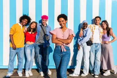 Çok ırklı, mutlu bir grup genç arkadaş şehirde takılıyor - çok ırklı bir grup öğrenci buluşuyor ve dışarıda eğleniyor, gençlik, gençlik, çeşitlilik ve yaşam tarzı kavramları hakkında