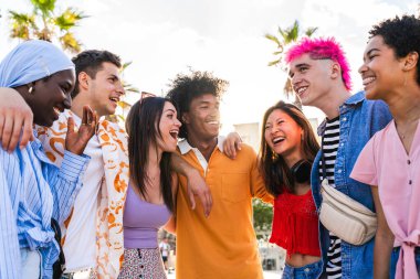 Çok ırklı, mutlu bir grup genç arkadaş şehirde takılıyor - çok ırklı bir grup öğrenci buluşuyor ve dışarıda eğleniyor, gençlik, gençlik, çeşitlilik ve yaşam tarzı kavramları hakkında