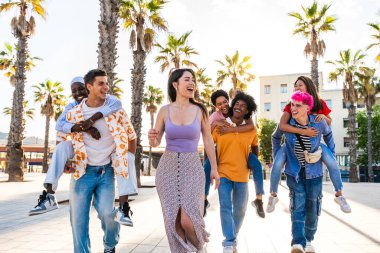 Çok ırklı, mutlu bir grup genç arkadaş şehirde takılıyor - çok ırklı bir grup öğrenci buluşuyor ve dışarıda eğleniyor, gençlik, gençlik, çeşitlilik ve yaşam tarzı kavramları hakkında