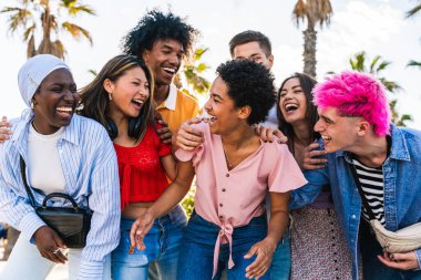 Çok ırklı, mutlu bir grup genç arkadaş şehirde takılıyor - çok ırklı bir grup öğrenci buluşuyor ve dışarıda eğleniyor, gençlik, gençlik, çeşitlilik ve yaşam tarzı kavramları hakkında