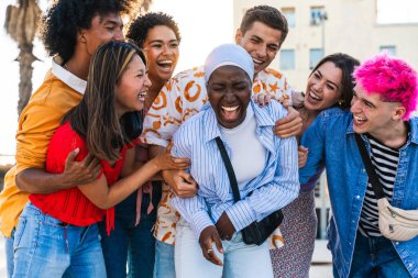Çok ırklı, mutlu bir grup genç arkadaş şehirde takılıyor - çok ırklı bir grup öğrenci buluşuyor ve dışarıda eğleniyor, gençlik, gençlik, çeşitlilik ve yaşam tarzı kavramları hakkında