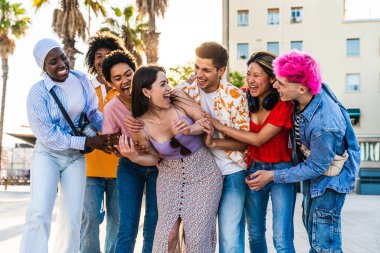 Çok ırklı, mutlu bir grup genç arkadaş şehirde takılıyor - çok ırklı bir grup öğrenci buluşuyor ve dışarıda eğleniyor, gençlik, gençlik, çeşitlilik ve yaşam tarzı kavramları hakkında