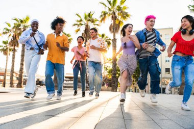 Çok ırklı, mutlu bir grup genç arkadaş şehirde takılıyor - çok ırklı bir grup öğrenci buluşuyor ve dışarıda eğleniyor, gençlik, gençlik, çeşitlilik ve yaşam tarzı kavramları hakkında
