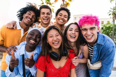 Çok ırklı, mutlu bir grup genç arkadaş şehirde takılıyor - çok ırklı bir grup öğrenci buluşuyor ve dışarıda eğleniyor, gençlik, gençlik, çeşitlilik ve yaşam tarzı kavramları hakkında