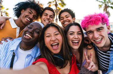 Çok ırklı, mutlu bir grup genç arkadaş şehirde takılıyor - çok ırklı bir grup öğrenci buluşuyor ve dışarıda eğleniyor, gençlik, gençlik, çeşitlilik ve yaşam tarzı kavramları hakkında