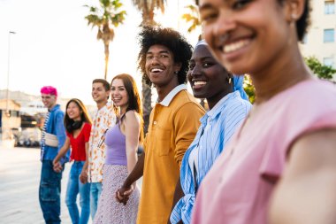 Çok ırklı, mutlu bir grup genç arkadaş şehirde takılıyor - çok ırklı bir grup öğrenci buluşuyor ve dışarıda eğleniyor, gençlik, gençlik, çeşitlilik ve yaşam tarzı kavramları hakkında