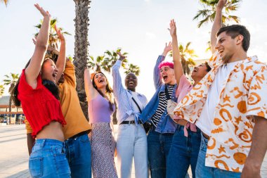 Çok ırklı, mutlu bir grup genç arkadaş şehirde takılıyor - çok ırklı bir grup öğrenci buluşuyor ve dışarıda eğleniyor, gençlik, gençlik, çeşitlilik ve yaşam tarzı kavramları hakkında