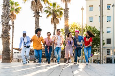 Çok ırklı, mutlu bir grup genç arkadaş şehirde takılıyor - çok ırklı bir grup öğrenci buluşuyor ve dışarıda eğleniyor, gençlik, gençlik, çeşitlilik ve yaşam tarzı kavramları hakkında