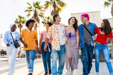 Çok ırklı, mutlu bir grup genç arkadaş şehirde takılıyor - çok ırklı bir grup öğrenci buluşuyor ve dışarıda eğleniyor, gençlik, gençlik, çeşitlilik ve yaşam tarzı kavramları hakkında