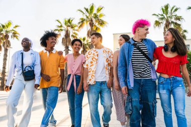 Çok ırklı, mutlu bir grup genç arkadaş şehirde takılıyor - çok ırklı bir grup öğrenci buluşuyor ve dışarıda eğleniyor, gençlik, gençlik, çeşitlilik ve yaşam tarzı kavramları hakkında