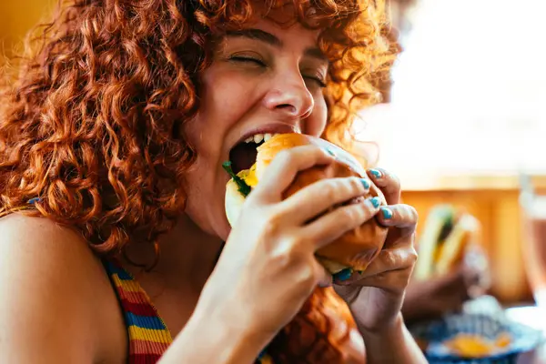 80 'lerin klasik lokantasında yemek yiyen çok ırklı gençler kaynaşıyor, eğleniyor, Amerikan fast food lokantasında yemek yiyorlar.