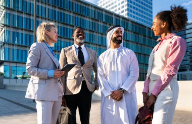 Çok ırklı iş adamlarından oluşan bir grup emirati 'li bir işadamıyla buluşuyor.