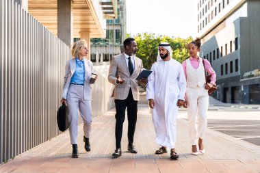 Çok ırklı iş adamlarından oluşan bir grup emirati 'li bir işadamıyla buluşuyor.