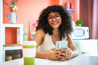 Evinde kıvırcık saçlı güzel bir İspanyol kadın vardı.