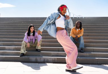 Çok ırklı hip-hop dansçılarından oluşan genç bir grup renkli sokak dansçısı şehirde çok ırklı rap grubu portresi yapıyor.