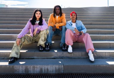 Çok ırklı hip-hop dansçılarından oluşan genç bir grup renkli sokak dansçısı şehirde çok ırklı rap grubu portresi yapıyor.