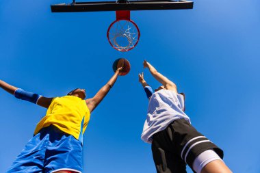 Çok ırklı bayan basketbol oyuncuları şehir basketbol sahasında antrenman yapıyor - açık havada basketbol oynayan atletik kadınlar, spor, yaşam tarzı ve cinsiyet eşitliği kavramları