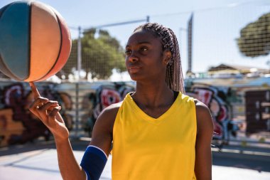 Şehir basketbol sahasında siyahi kadın basketbolcu eğitimi - Basketbol oynayan atletik kadın, spor, yaşam tarzı ve cinsiyet eşitliği kavramları