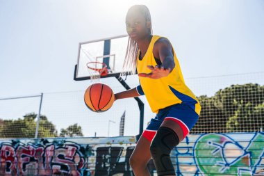 Şehir basketbol sahasında siyahi kadın basketbolcu eğitimi - Basketbol oynayan atletik kadın, spor, yaşam tarzı ve cinsiyet eşitliği kavramları