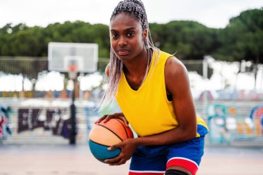 Şehir basketbol sahasında siyahi kadın basketbolcu eğitimi - Basketbol oynayan atletik kadın, spor, yaşam tarzı ve cinsiyet eşitliği kavramları